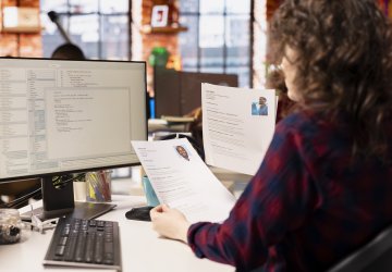 Cum să scrii un CV care atrage atenția angajatorilor – ghid complet